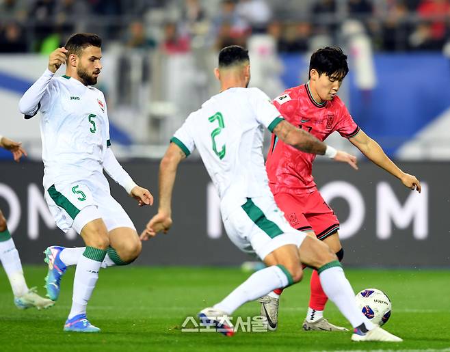 배준호가 15일 용인 미르스타디움에서 열린 2026 FIFA 북중미 월드컵 아시아 3차 예선 이라크와 경기에서 패스를 하고 있다.  2024. 10. 15. 용인 | 최승섭기자 thunder@sportsseoul.com