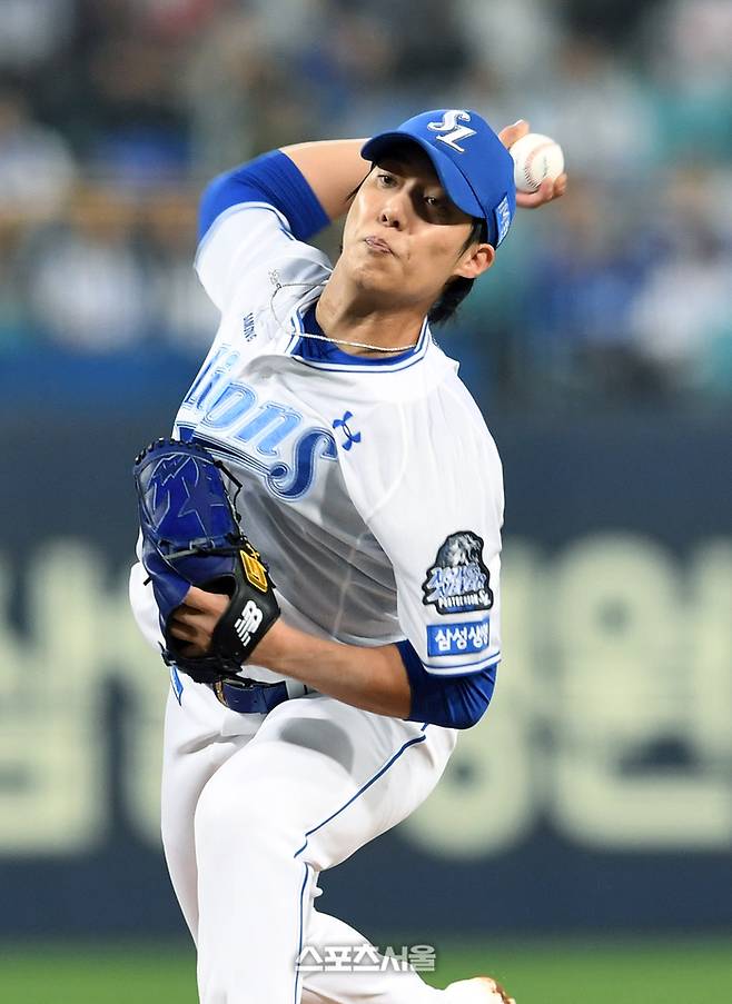 삼성 원태인이 15일 대구삼성라이온즈파크에서 열린 2024 KBO 플레이오프 2차전 LG와 경기에 선발 등판해 역투하고 있다. 대구 | 박진업 기자 upandup@sportsseoul.com