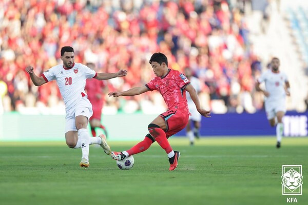 황희찬이 10월 10일 요르단과의 2026 국제축구연맹(FIFA) 북중미 월드컵 아시아 지역 3차 예선 3차전에서 드리블을 시도하고 있다. 사진┃대한축구협회