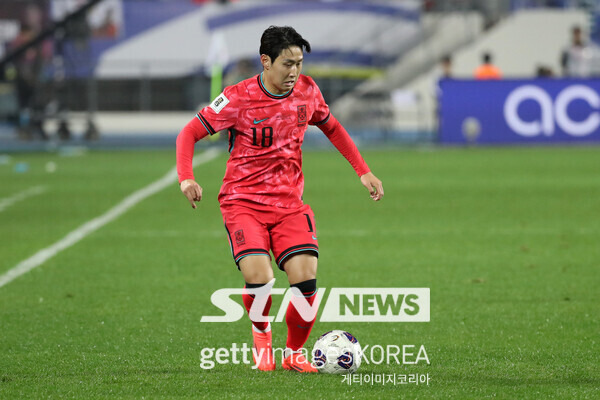 이강인이 15일 용인미르스타디움에서 치러진 이라크와의 2026 국제축구연맹(FIFA) 북중미 월드컵 아시아 지역 3차 예선 B조 4차전에서 드리블 돌파 중이다. 사진┃게티이미지코리아