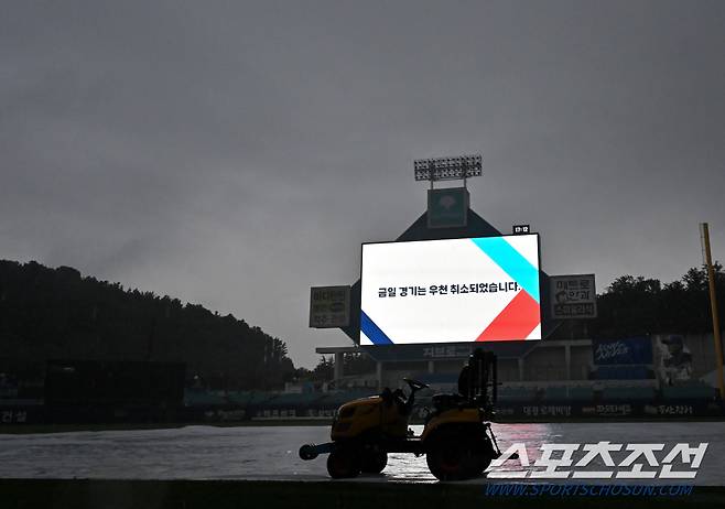 14일 대구삼성라이온즈파크에서 열릴 예정이던 플레이오프 2차전 LG와 삼성의 경기가 우천으로 순연됐다. 취소된 경기는 내일 펼쳐진다. 전광판에 안내 메시지가 나타나고 있다. 대구=허상욱 기자 wook@sportschosun.com/2024.10.14/