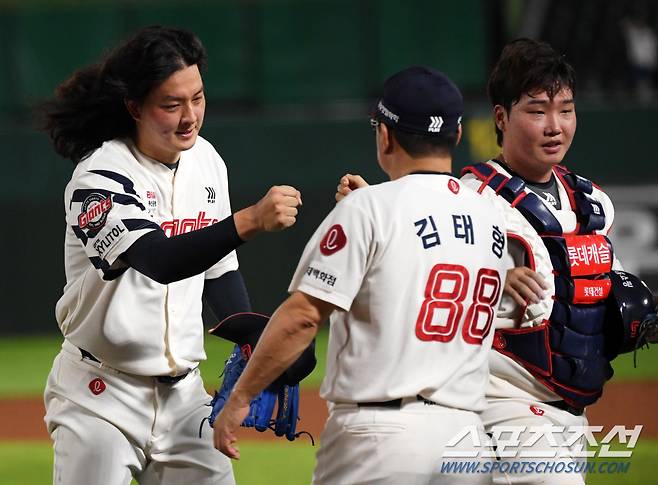 29일 부산 사직구장에서 열린 롯데 자이언츠와 한화 이글스의 경기. 무박2일 혈투 끝 승리한 롯데 김원중과 김태형 감독이 하이파이브를 하고 있다. 부산=박재만 기자 pjm@sportschosun.com/2024.08.29/