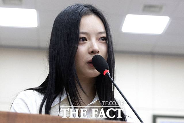 뉴진스 멤버 하니가 15일 오후 서울 여의도 국회에서 열린 환경노동위원회의 경제사회노동위원회, 중앙노동위원회, 최저임금위원회 등에 대한 국정감사에서 눈물을 흘리고 있다. /국회=남윤호 기자