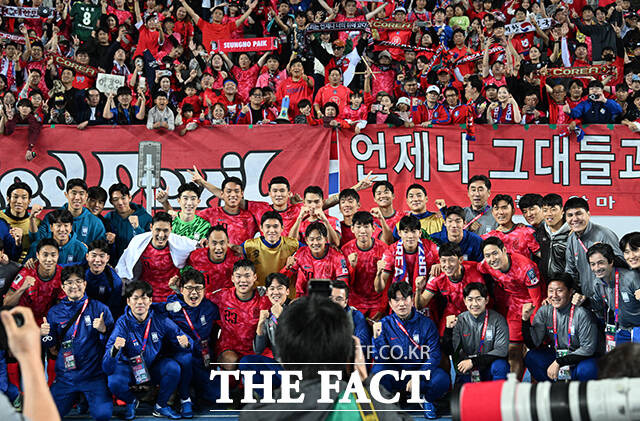 대한민국과 이라크의 2026 FIFA 북중미 월드컵 아시아 3차 예선전이 15일 오후 경기 용인시 용인미르스타디움에서 열린 가운데 경기를 마친 축구 대표팀이 기념촬영을 하고 있다. /용인미르스타디움=박헌우 기자