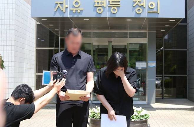 일명 ‘거제 교제폭력 사망사건’ 피해자 부모가 경남 창원지방법원 통영지원 앞에서 가해자 엄벌을 촉구하고 있다. [사진=이세령 기자]