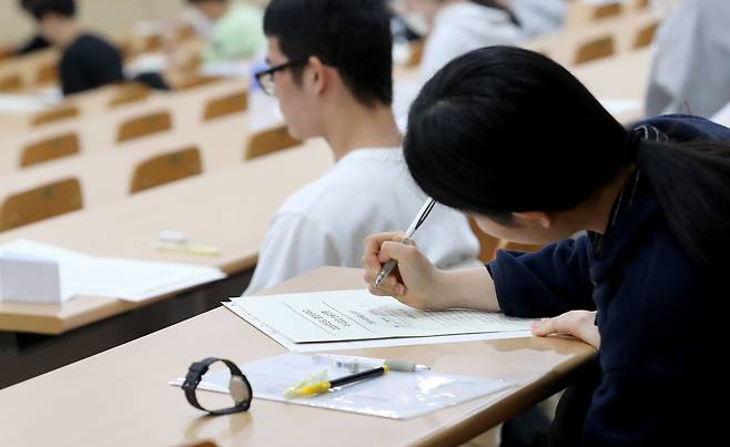 지난해 서울의 한 대학교 강의실에서 수험생이 대입 논술 시험을 보고 있다. /오종찬 기자