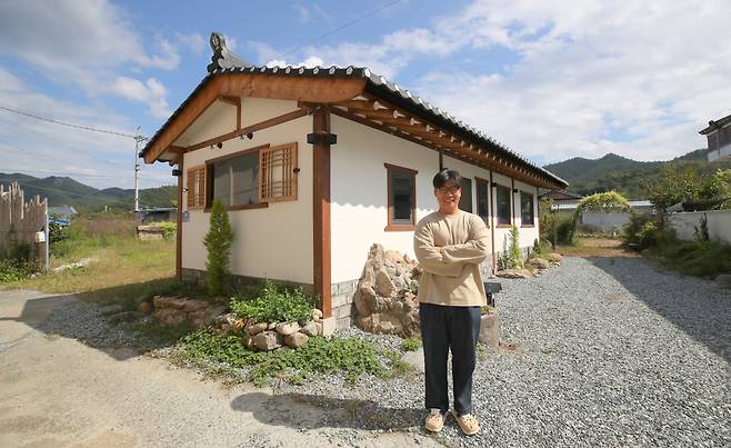 10일 오전 전남 강진군 병영면에서 강진품애 주택 입주자 김현우씨가 집앞에서 포즈를 취했다. 강진군은 농촌빈집을 해결하기 위해 빈집을 리모델링해 한달 1만원에 임대해주는 사업을 벌이고 있다./김영근 기자