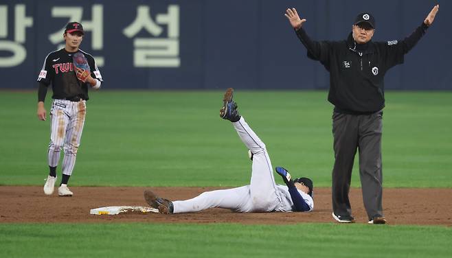 15일 오후 대구 삼성라이온즈파크에서 열린 포스트시즌 플레이오프 2차전 LG와 삼성의 경기 1회말 2사 1루 삼성 디아즈 타석 때 1루 주자 구자욱이 도루에 성공하고 왼쪽 무릎 통증을 호소하고 있다. 디아즈의 안타로 쩔뚝거리며 홈으로 들어온 구자욱은 곧바로 이성규와 교체됐다. /뉴시스