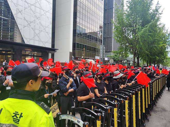 15일 오전 서울 여의도 코스콤 본사 앞에서 크로스파이낸스 피해자연대가 720억원의 미상환 자금 해결을 촉구하고 있다. /강정아 기자