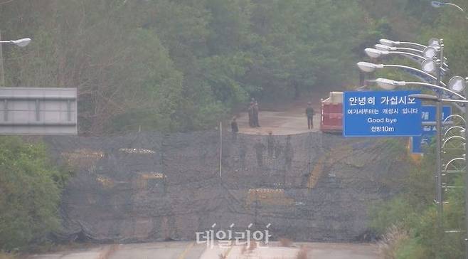 합동참모본부는 15일 북한군이 이날 12시경 경의선 및 동해선 일대에서 연결도로 차단 목적(추정)의 폭파 행위를 자행했다며 현재는 중장비를 투입해 추가 작업을 진행 중이라고 전했다. 사진은 북한의 경의선 도로 폭파 이후 중장비를 투입해 추가 작업을 진행하는 모습. ⓒ합동참모본부