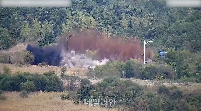 합동참모본부는 15일 북한군이 이날 12시경 경의선 및 동해선 일대에서 연결도로 차단 목적(추정)의 폭파 행위를 자행했다며 현재는 중장비를 투입해 추가 작업을 진행 중이라고 전했다. 사진은 북한의 동해선 도로 폭파 장면. ⓒ합동참모본부