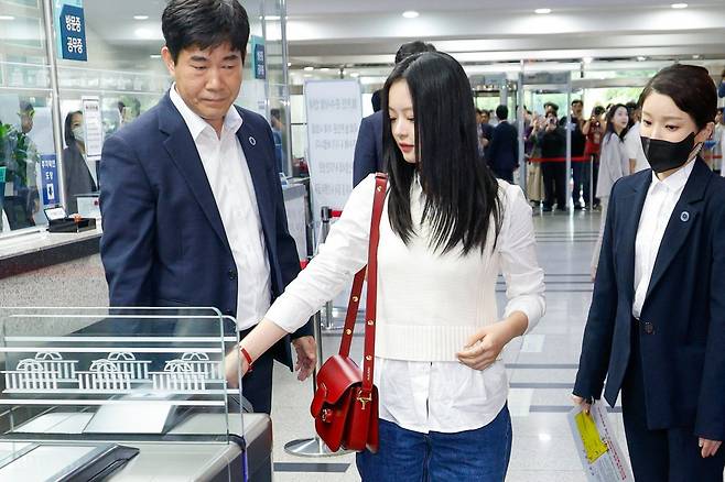 그룹 뉴진스 멤버 하니가 15일 오후 서울 여의도 국회에서 환경노동위원회 국정감사에 참고인 신분으로 출석하기 위해 본청으로 들어서고 있다. 2024.10.15/뉴스1