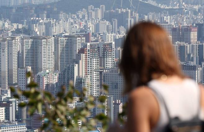 지난달 25일 서울 남산에서 바라본 서울 시내 아파트 단지 모습. 사진=뉴시스