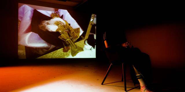 이선아(가명)씨가 지난달 20일 서울 중구 한국일보 본사 스튜디오에서 인터뷰하는 모습. 화면 뒤에는 이씨가 무당 말을 듣고 경남 진주에 내려가 일할 때 무당이 약국에 놔두었던 무속용품. 김용식 PD