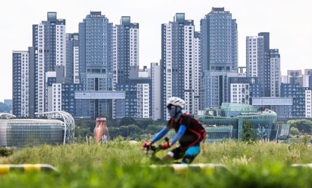 지난달 18일 오후 서울 용산구 한강시민공원에서 서초 래미안 원베일리 아파트 단지가 보이고 있다. 뉴시스