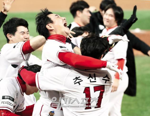 2022 KBO 포스트시즌 키움 히어로즈와 SSG 랜더스의 한국시리즈 5차전이 7일 오후 인천SSG랜더스필드에서 열렸다. 9회 말 무사 1,3루 대타로 나온 김강민이 끝내기 스리런홈런을 치고 홈인해 추신수와 포옹하고 있다. 인천=김민규 기자 /2022.11.07/