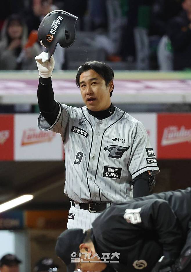 2024 프로야구 SSG 랜더스와 한화 이글스의 경기가 26일 오후 인천SSG랜더스필드에서 열렸다. 9회초 2사 1루 김강민이 타석에 들어서 SSG팬들에게 인사를 하고 있다. 인천=김민규 기자 /2024.03.26/