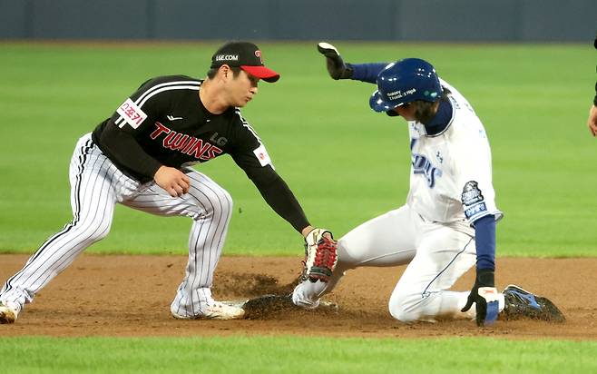 2024 프로야구 KBO 포스트시즌 삼성라이온즈와 LG트윈스의 플레이오프(PO) 2차전 경기가 15일 오후 대구삼성라이온즈파크에서 열렸다. 1회말 2사 1루 디아즈 타석 때 1루 주자 구자욱이 2루 도루를 시도해 성공하고 있다. 하지만 슬라이딩 도중 부상으로 2회 교체. 대구=김민규 기자 mgkim1@edaily.co.kr /2024.10.15/