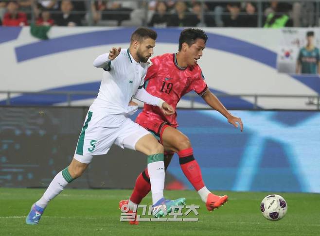 홍명보 감독이 이끄는 한국 축구대표팀이 15일 오후 용인미르스타디움에서 2026 북중미 월드컵 아시아지역 3차예선 이라크와 경기를 펼쳤다. 오세훈이 측면 돌파하고있다. 용인=정시종 기자 capa@edaily.co.kr /2024.10.15.