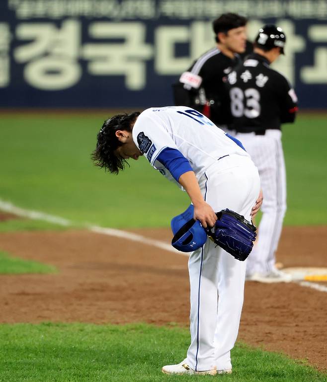 2024 프로야구 KBO 포스트시즌 삼성라이온즈와 LG트윈스의 플레이오프(PO) 2차전 경기가 15일 오후 대구삼성라이온즈파크에서 열렸다. 7회초 2사 만루에서 결국 마운드를 내려온 선발 원태인이 팬들의 연호에 허리 숙여 인사하고 있다. 대구=김민규 기자 mgkim1@edaily.co.kr /2024.10.15/