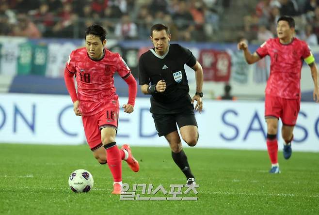 홍명보 감독이 이끄는 한국 축구대표팀이 15일 오후 용인미르스타디움에서 2026 북중미 월드컵 아시아지역 3차예선 이라크와 경기를 펼쳤다. 이강인이 이라크 수비를 따돌리고 돌파하고있다. 용인=정시종 기자 capa@edaily.co.kr /2024.10.15.