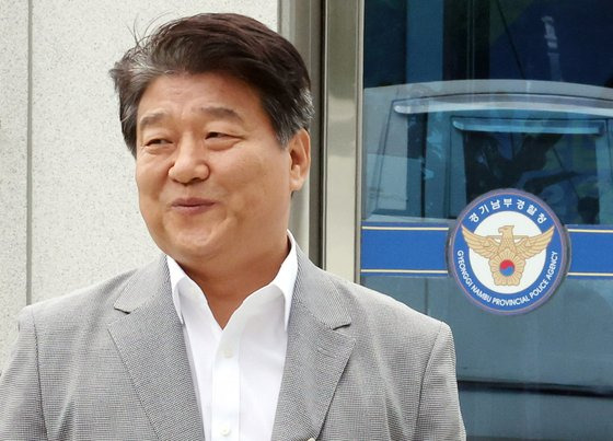 4·10 총선 과정에서 재산을 축소 신고한 의혹을 받는 더불어민주당 양문석(경기 안산갑) 의원이 지난 6월 24일 오후 경찰 조사를 받기 위해 경기 수원시 경기남부경찰청으로 이동하고 있다. 연합뉴스