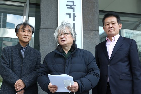 2020년 4월 국가인권위원회에 '조국 조국 전 법무부 장관과 그 가족 및 주변인에 대한 검찰 수사 과정에서 빚어진 인권침해 조사 요구' 진정서를 제출하는 김민웅 목사(가운데). 연합뉴스