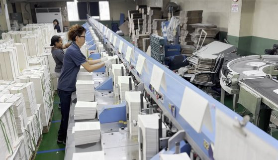 13일 오후 경기도 고양시 장항동의 한영문화사에서 한강 작가의 『작별하지 않는다』를 제본 중인 모습. 이 책의 초판 1쇄를 찍어냈던 한영문화사는 작가의 노벨상 수상 직후 15만부 주문을 받아 주말에도 24시간 동안 공장을 가동했다. 이보람 기자