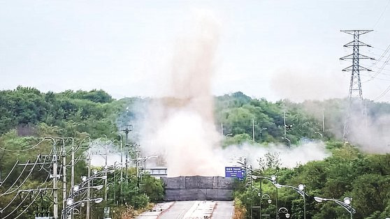 북한이 15일 동해선과 경의선의 남북 연결도로를 폭파했다. 우리 군은 북한의 도발적 행위에 대응 차원에서 군사분계선(MDL) 이남 지역에 대응사격을 실시했다. 사진 합참