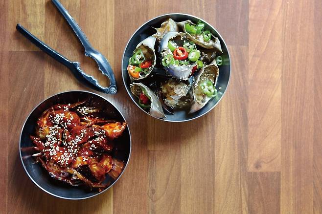 여수에서 유명한 돌게장은 고소한 속살이 가득한 민꽃게로 만든다. 사진=손준석