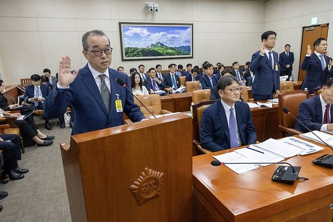 정인섭 한화오션 거제사업장 사장이 15일 국회에서 열린 환경노동위원회의 경제사회노동위원회, 중앙노동위원회, 최저임금위원회 등에 대한 국정감사에서 선서하고 있다. 국회사진기자단