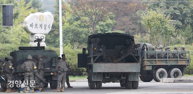 접경지 병력 이동 북한이 경의선과 동해선 남북 연결도로를 폭파한 15일 접경지역 부근인 경기 파주시 문산읍 나들목에서 군 병력이 분주히 움직이고 있다. 김창길 기자 cut@kyunghyang.com