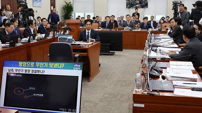 South Korean lawmakers ask defense officials about North Korean drone claims in a session held Tuesday at the National Assembly in Seoul. (Yonhap)