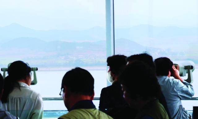 북한이 국경 부근 포병부대들에 완전사격 준비태세를 갖추도록 하달한 가운데 14일 인천 강화군 강화평화전망대를 찾은 시민들이 북한 개풍군을 바라보고 있다. 연합뉴스