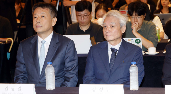 Kim Kwang-il, Vice Chairman of MBK Partners (left), and Kang Seong-doo, CEO of Young Poong.