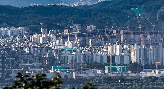 공사 중인 서울 시내 아파트 단지의 모습/사진=뉴시스