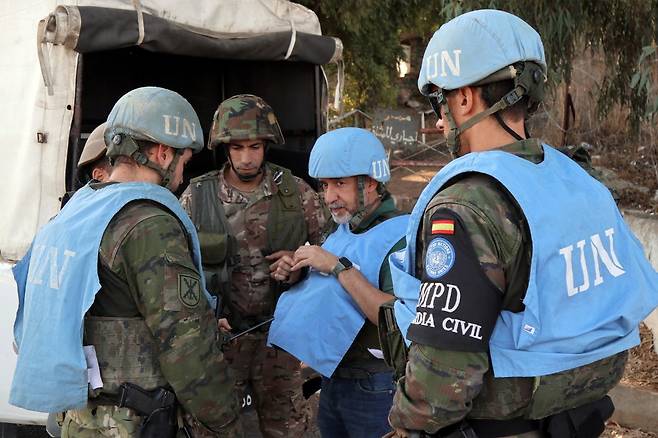 지난 8일 레바논 주둔 유엔평화유지군(UNIFIL)이 레바논 남부 마르자윤에서 레바논군과 순찰을 조정하고 있다. /AFPBBNews=뉴스1