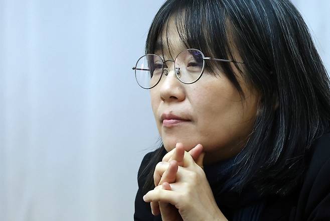 한강 작가가 오래 전 이혼한 사실을 밝혔다. 사진은 한 작가 지난해 11월14일 열린 장편소설 ‘작별하지 않는다’ 프랑스 메디치 외국문학상 수상 기념 기자간담회 모습. /사진=뉴스1