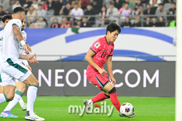 15일 오후 경기도 용인 미르스타디음에서 진행된 '2026 국제축구연맹(FIFA) 북중미 월드컵 아시아 지역 3차 예선 B조 4차' 대한민국-이라크와의 경기에서 배준호가 돌파를 하고 있다./용인 = 곽경훈 기자