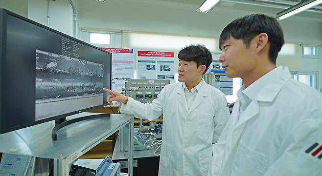 초고속 케이블 냉각기술을 개발한 이승현(왼쪽) GIST 교수 연구팀.[GIST 제공]