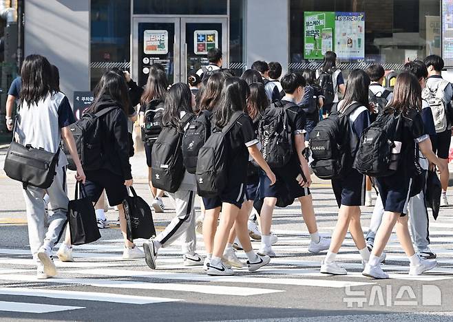 [수원=뉴시스] 지난 8월19일 경기도 수원시 영통구 망포동에서 학생들이 등교를 하고 있다. (사진=뉴시스DB). 2024.10.15. photo@newsis.com