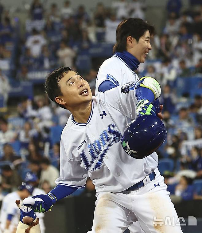 [대구=뉴시스] 김근수 기자 = 15일 오후 대구 수성구 삼성라이온즈파크에서 열린 2024 KBO 포스트시즌 플레이오프 2차전 LG 트윈스와 삼성 라이온즈의 경기, 7회말 1사 주자 1루 상황에서 삼성 김헌곤이 홈런을 치고 팬들에게 인형을 선물하고 있다. 2024.10.15. ks@newsis.com