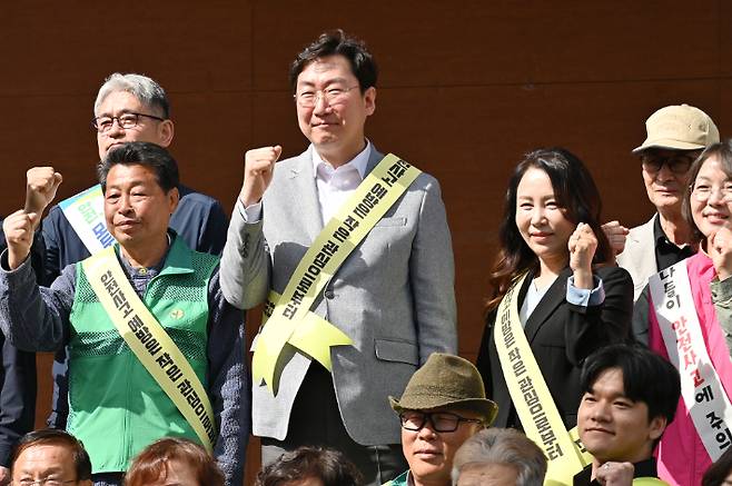 지역 시민사회단체 회원들과 안전 캠페인에 나선 원강수 원주시장. 원주시 제공