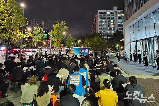 지난 14일 서울 송파구 쿠팡 본사 앞에서 진행된 '쿠팡 노동자 고 정슬기씨 추모기도회'.  기도회 참가자들은 "국회가 쿠팡 청문회를 열어 쿠팡에서 노동자들이 계속 죽어 가는 원인을 규명하고, 재발 방지를 위한 대책을 마련해야 한다"고 강조했다.