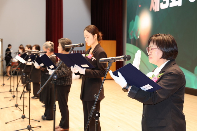 농림축산식품부와 농협중앙회가 15일 서울 중구 농협중앙회 본관에서 개최한 ‘제3회 여성농업인의 날 기념식’에 참가한 8개 여성농민단체장들이 결의문을 낭독하고 있다. 김병진 기자 fotokim@nongmin.com