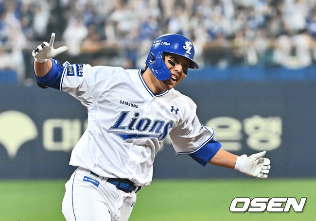 [OSEN=대구, 이석우 기자] 15일 대구 삼성라이온즈파크에서 2024 신한 SOL뱅크 KBO 포스트시즌 플레이오프 삼성 라이온즈와 LG 트윈스의 2차전 경기가 열렸다. 홈팀 삼성은 원태인를 선발로, 방문팀 LG는 손주영을 선발로 투입했다.삼성 라이온즈 김영웅이 2회말 2사 우월 역전 솔로 홈런을 치고 기뻐하고 있다. 2024.10.15 / foto0307@osen.co.kr