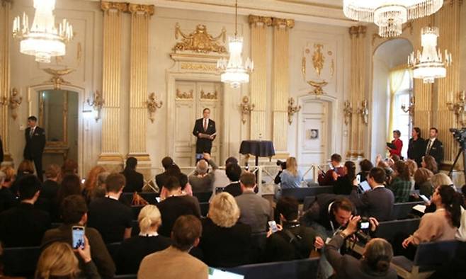 마츠 말름 스웨덴 한림원 상임이사가 지난 10일 한국 작가 한강이 2024년 노벨 문학상을 수상한다고 발표하고 있다. 로이터연합뉴스