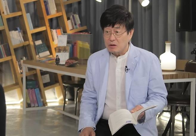 한강 작가와 채식주의자를 함께 낭독 중인 김창완. KBS 방송화면 갈무리