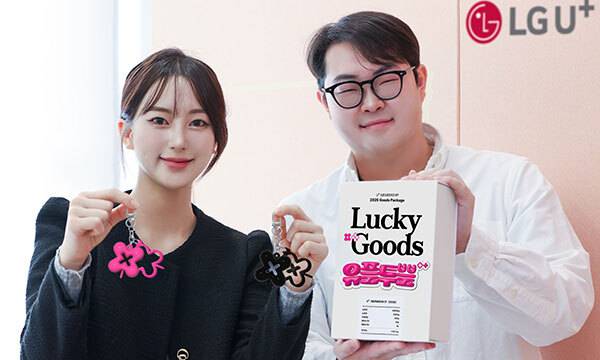 LG유플러스가 월 정기 멤버십 혜택 프로그램&nbsp;‘유플투쁠’&nbsp;참여자&nbsp;100만 돌파를 기념해 할인 혜택을 강화한다고 15일 밝혔다.&nbsp;사진은&nbsp;LG유플러스 직원들이 유플투쁠 굿즈를 소개하는 모습.&nbsp; &nbsp;LG유플러스 제공