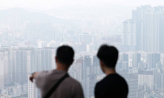 15일 서울 남산에서 바라본 도심에 아파트 단지 모습이 보이고 있다. 뉴스1